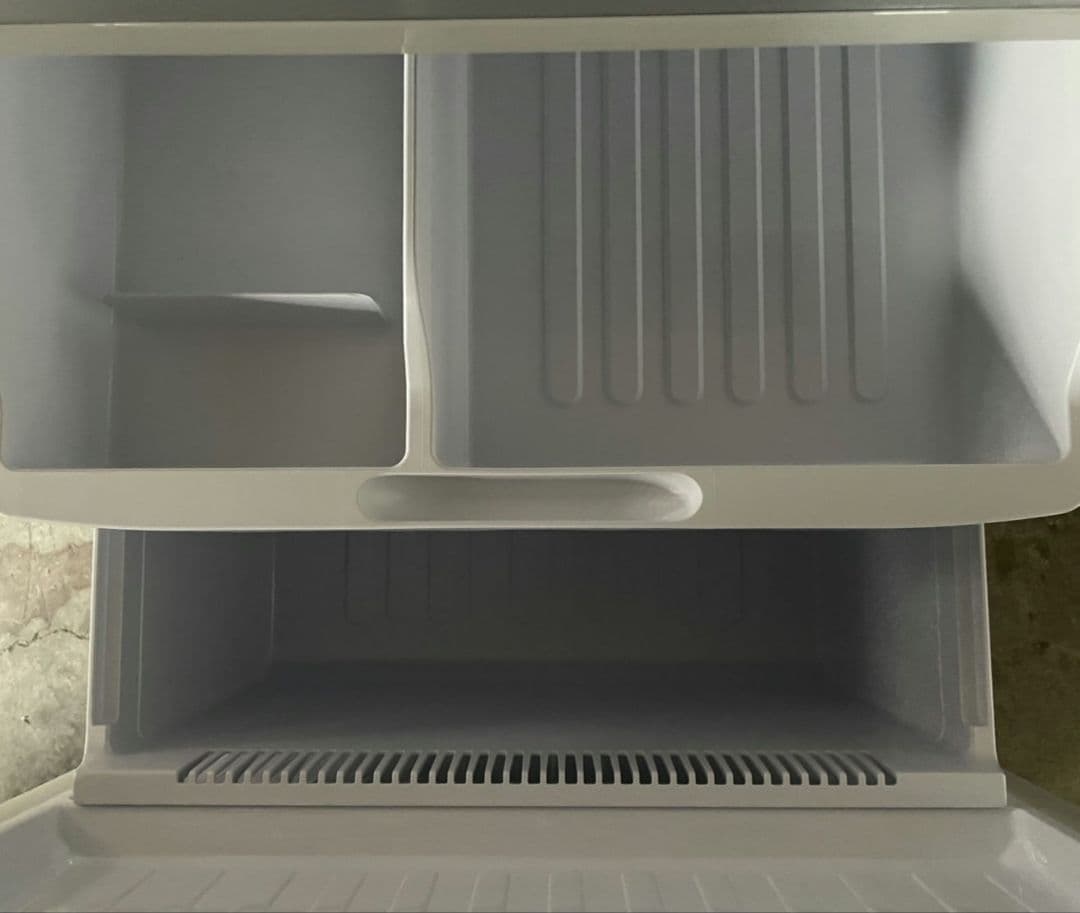 031104 SHARP ノンフロン冷凍冷蔵庫　SJ-W352E-S