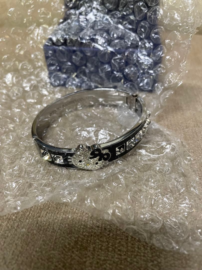 スワロフスキー　ハローキティ　バングル　ブレスレット　サンリオ