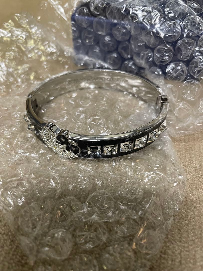 スワロフスキー　ハローキティ　バングル　ブレスレット　サンリオ