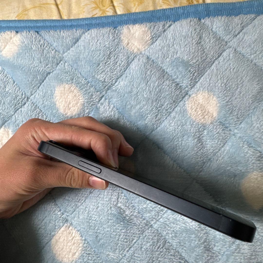 Apple iPhone 13 ミッドナイト　ケース３個付き