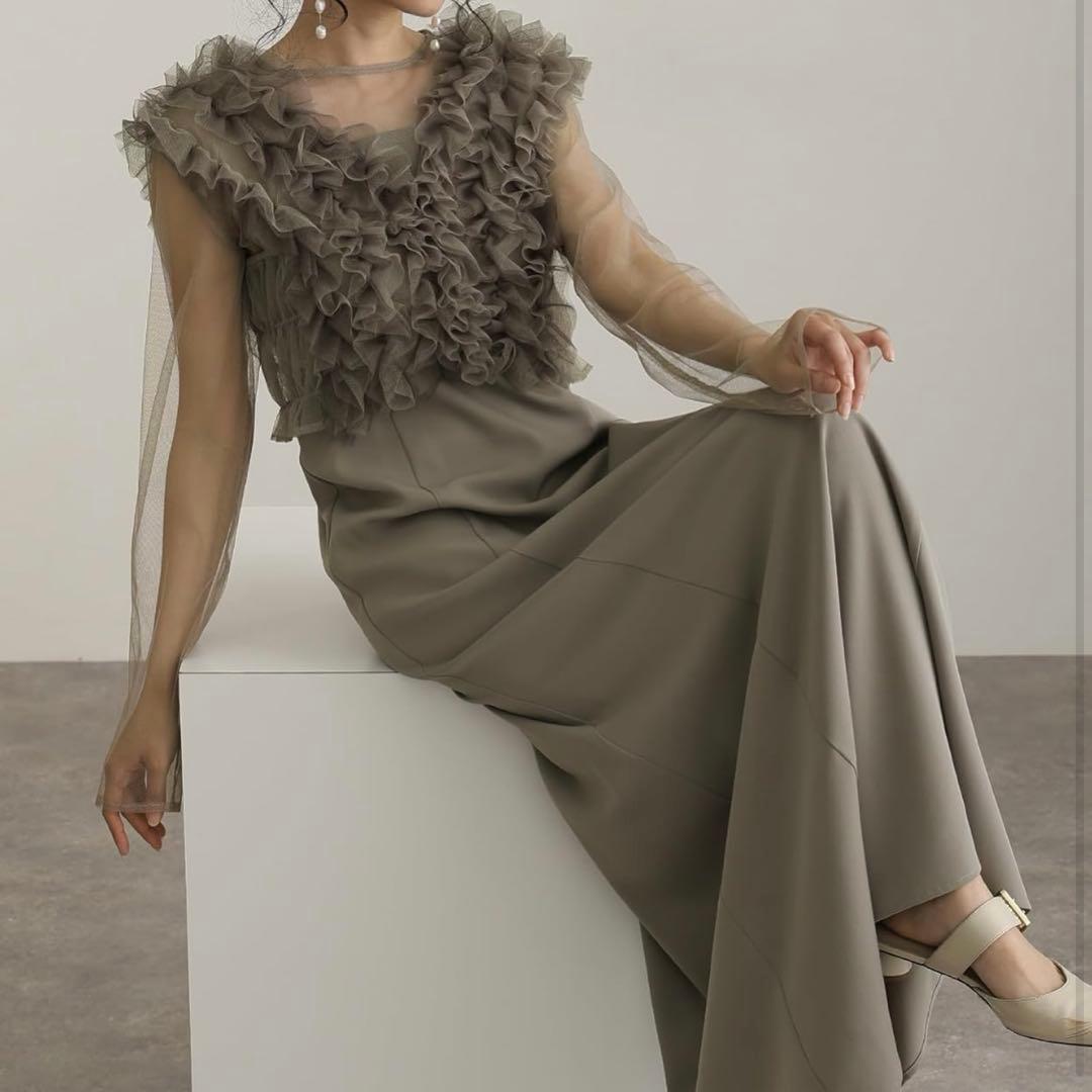 フリル付きグレーのマキシドレス