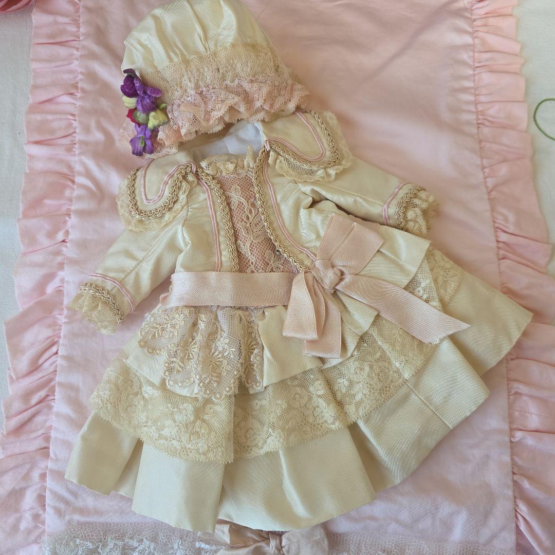 作家様　アンティークビスクドール　ドレス　シルク　ボネ付き　キャビネットサイズ