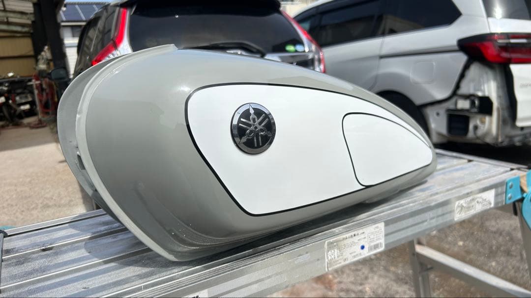 SR400 500バイクタンク グレー/ホワイト yamaha