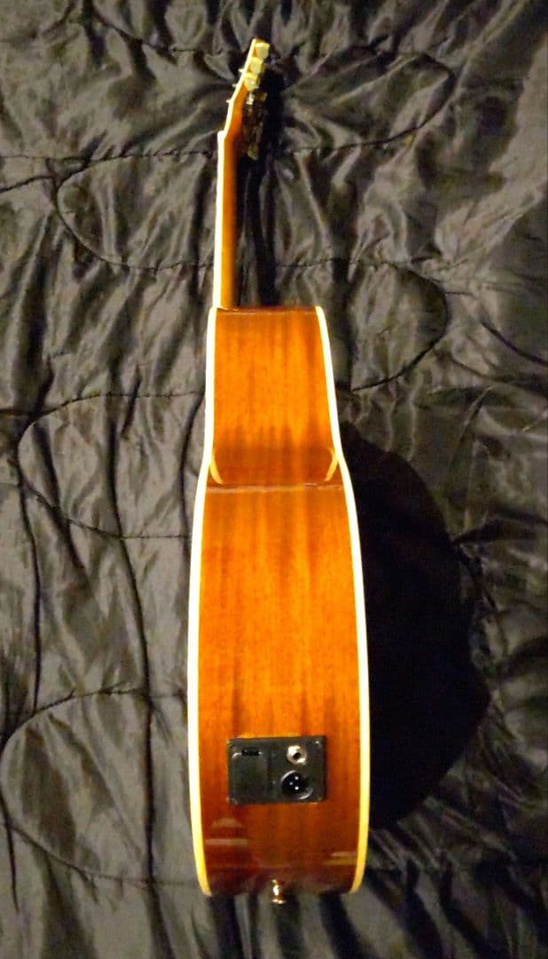 アコースティックギターJ200風カスタムしてます。