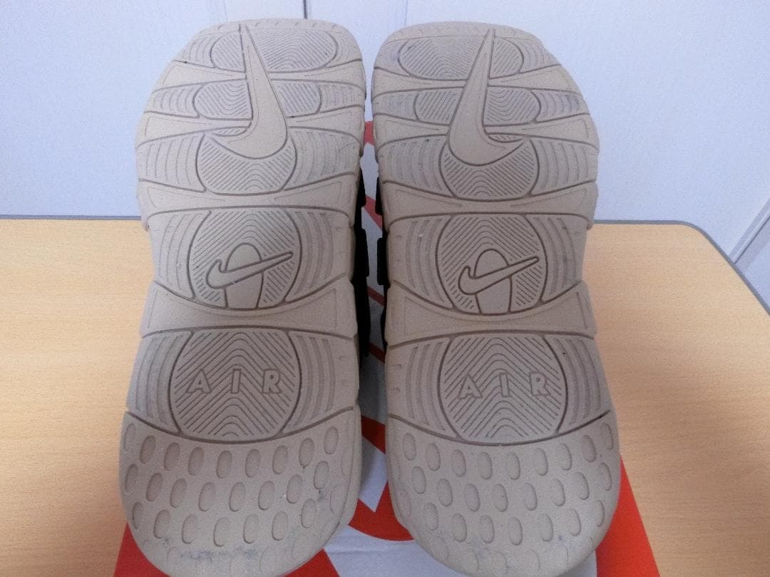 ほぼ未使用 ナイキ エアモアアップテンポ スライド ブラックアンドサンドドリフト