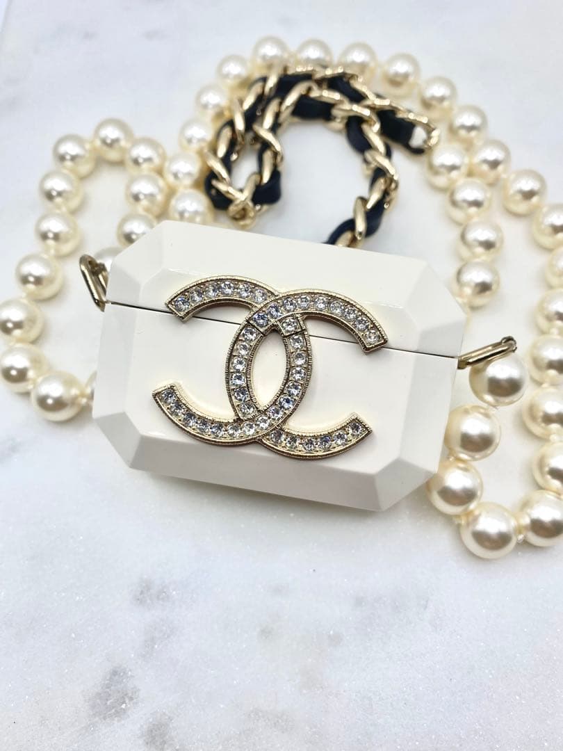 CHANEL イヤホンケース ホワイト　フェイクパール　B21A AirPods