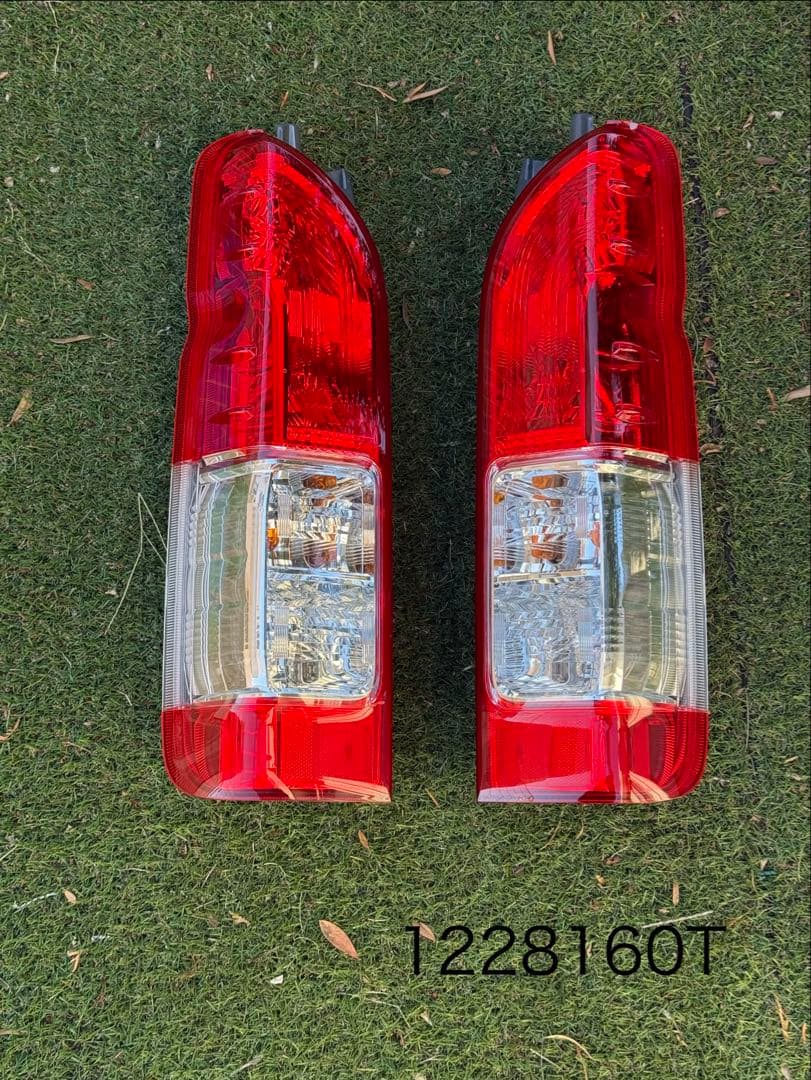 m*様 トヨタ 200系ハイエース純正テールランプ左右セット