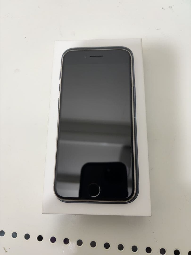 早い者勝ち　[SIMフリー]Apple iPhone se3 64GB