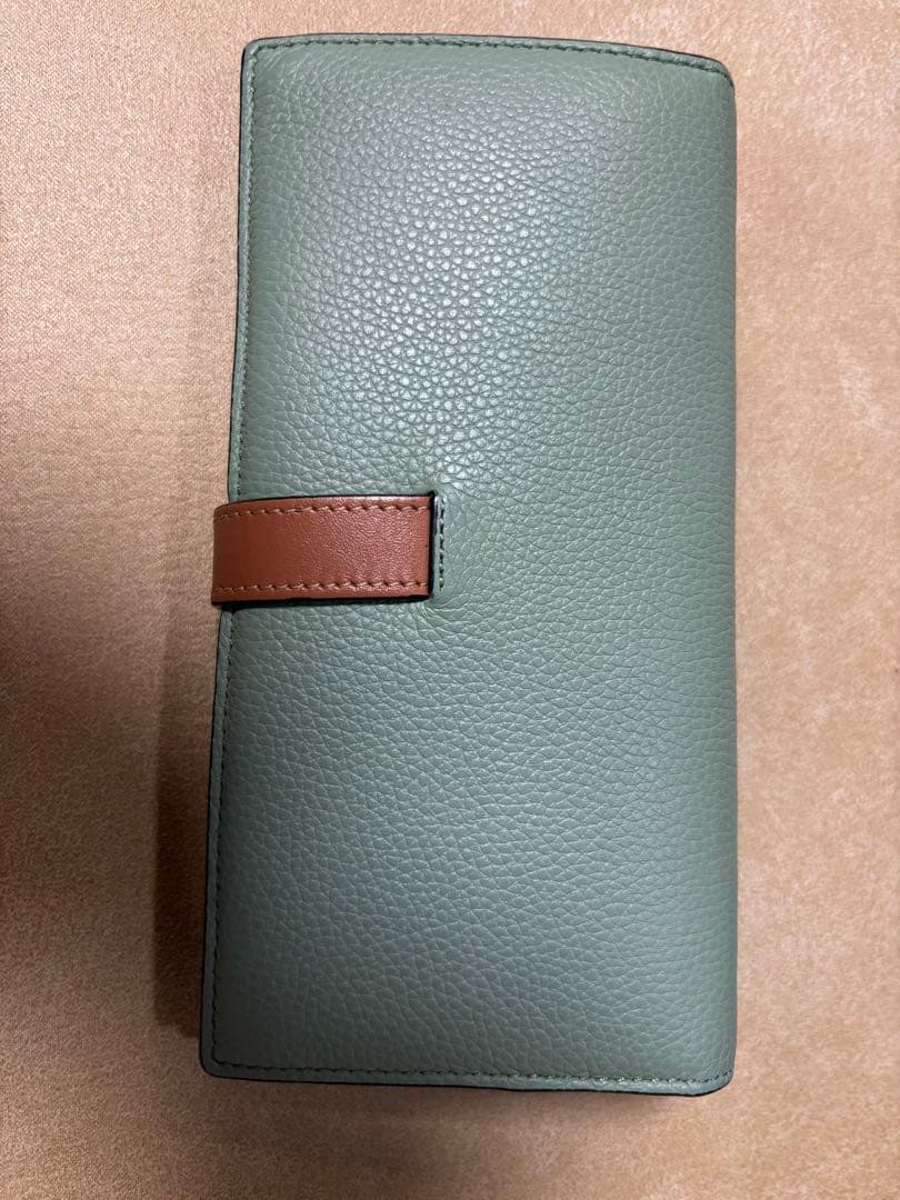 美品ロエベグリーンレザー長財布 ブラウンストラップ付き。箱、袋あり。