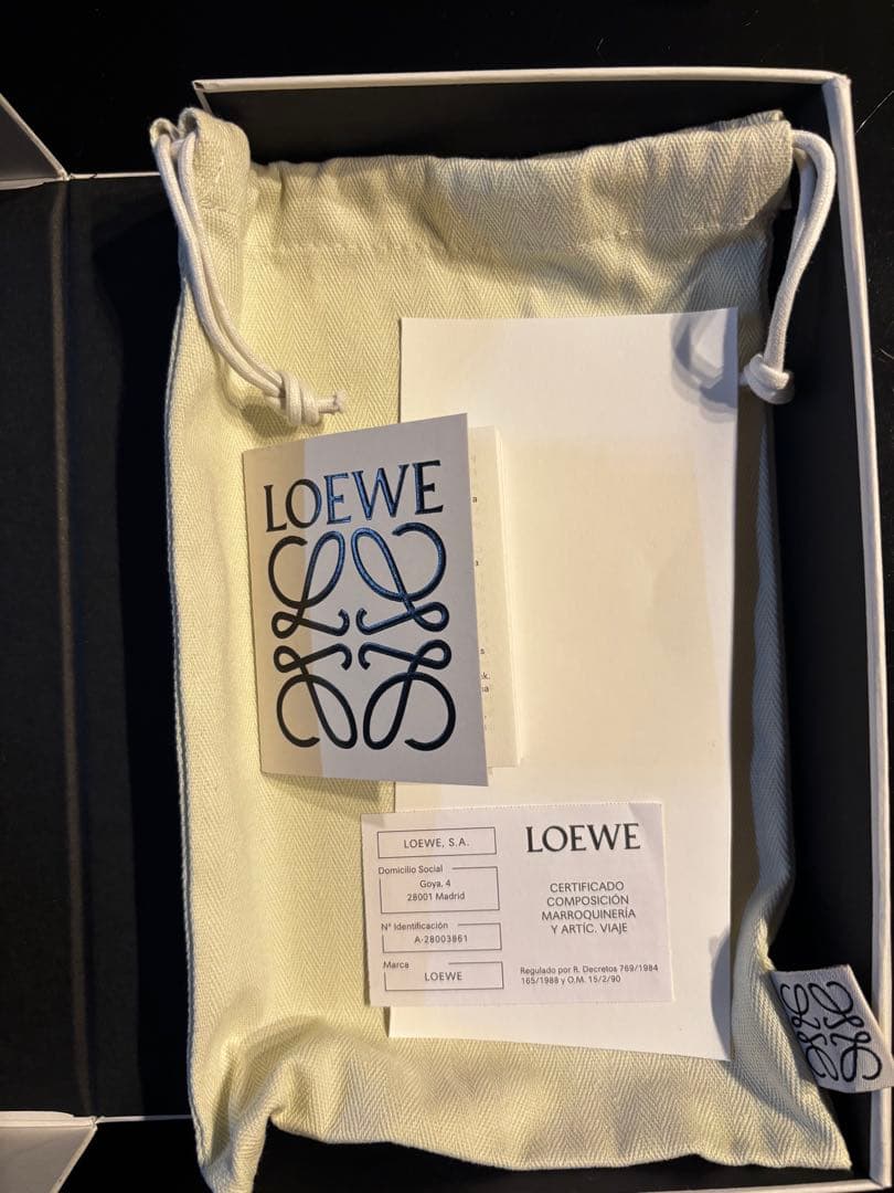 美品ロエベグリーンレザー長財布 ブラウンストラップ付き。箱、袋あり。