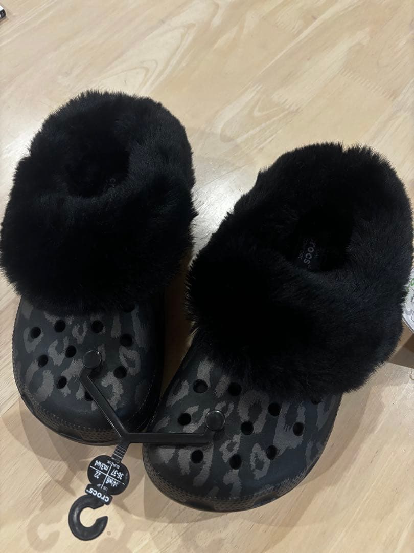 新品❣️クロックスマミルス ファー付きサボサンダル ブラックカモフラージュ