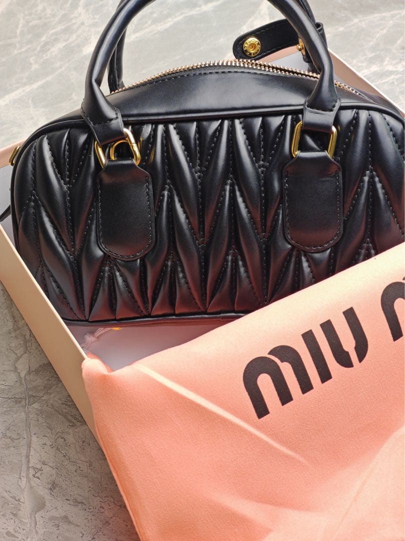 MIU MIU キルティング レザー バッグ ショルダー付き　美品