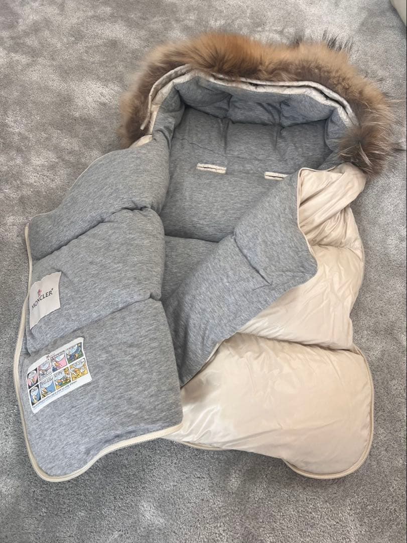 MONCLER ファー付きアイボリー　ダウン　おくるみ