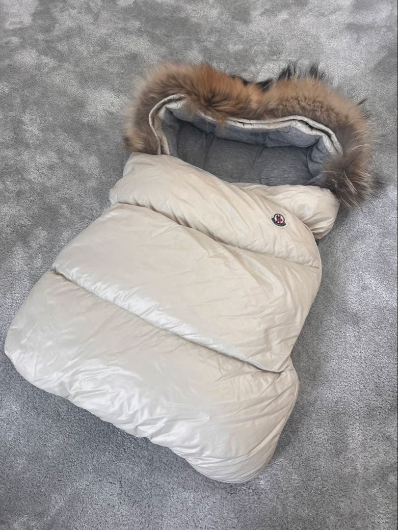 MONCLER ファー付きアイボリー　ダウン　おくるみ