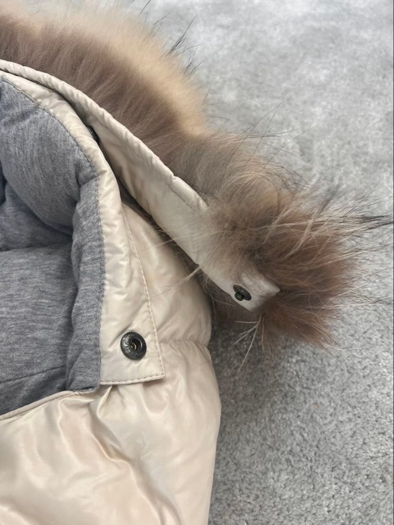 MONCLER ファー付きアイボリー　ダウン　おくるみ