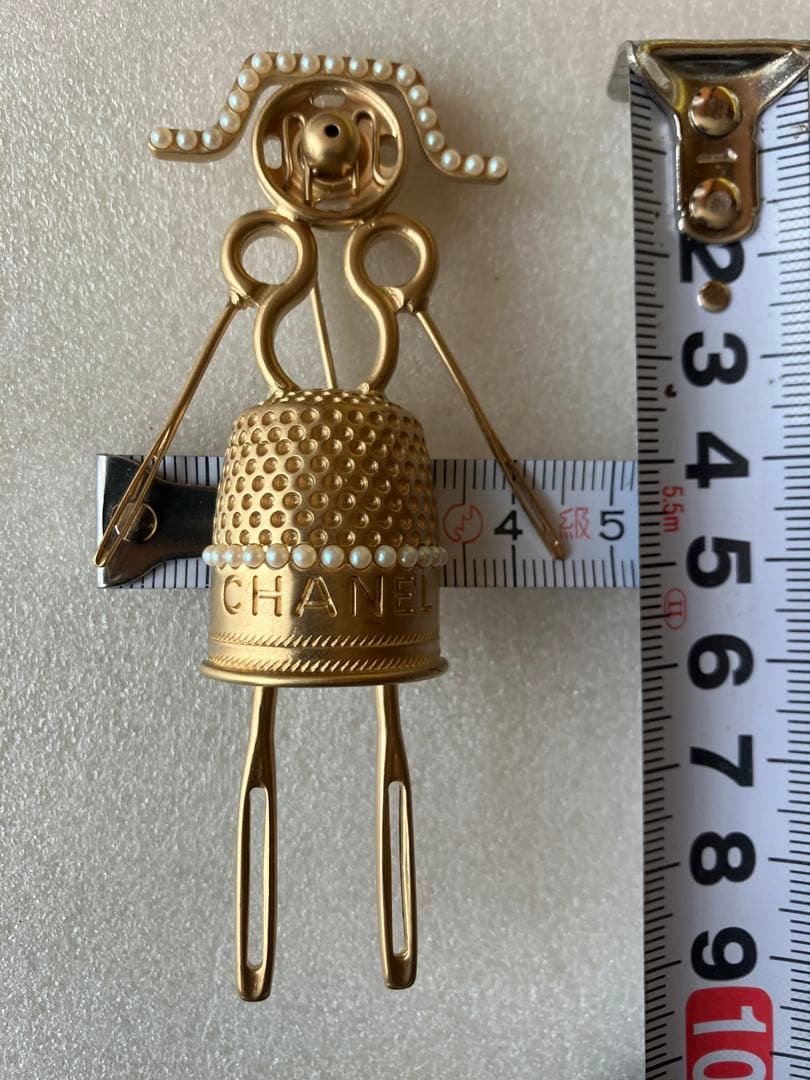 シャネル ランウェイ ゴールドトーン ソーイング レディ ピン