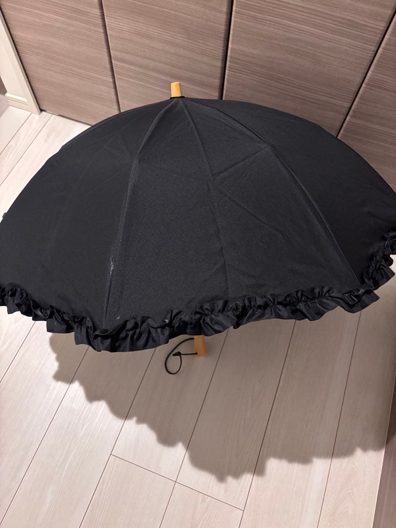 サンバリア100 2段折フリルブラック木ストレート手元完全遮光日傘二段折黒