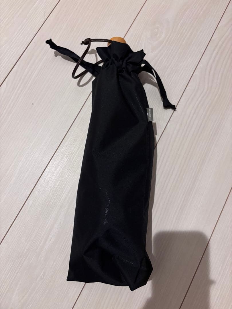 サンバリア100 2段折フリルブラック木ストレート手元完全遮光日傘二段折黒