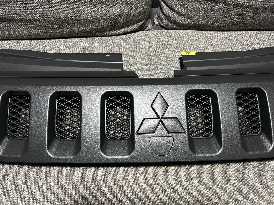 ①デリカＤ５‼️フロントグリル　送料込み‼️ラバーチッピング塗装