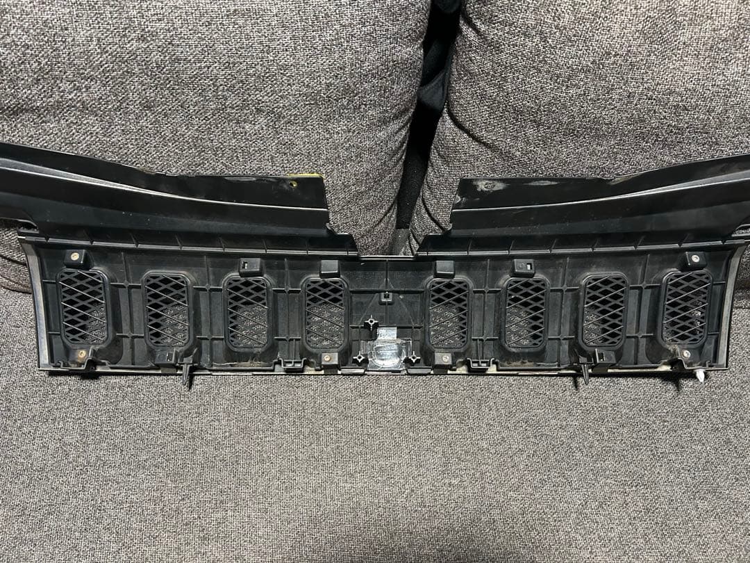 ①デリカＤ５‼️フロントグリル　送料込み‼️ラバーチッピング塗装