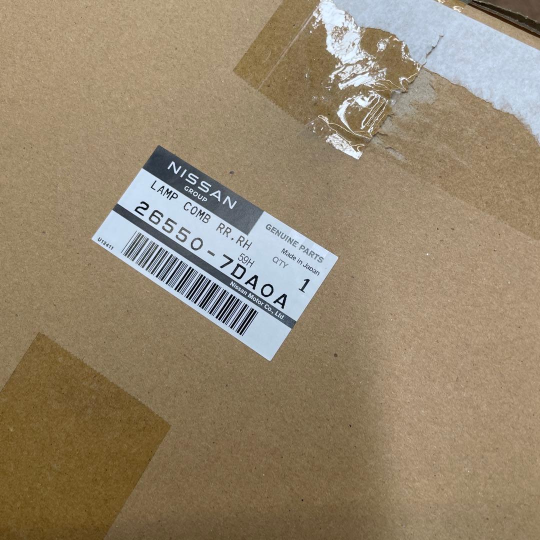 c28 セレナ右テールランプ　美品