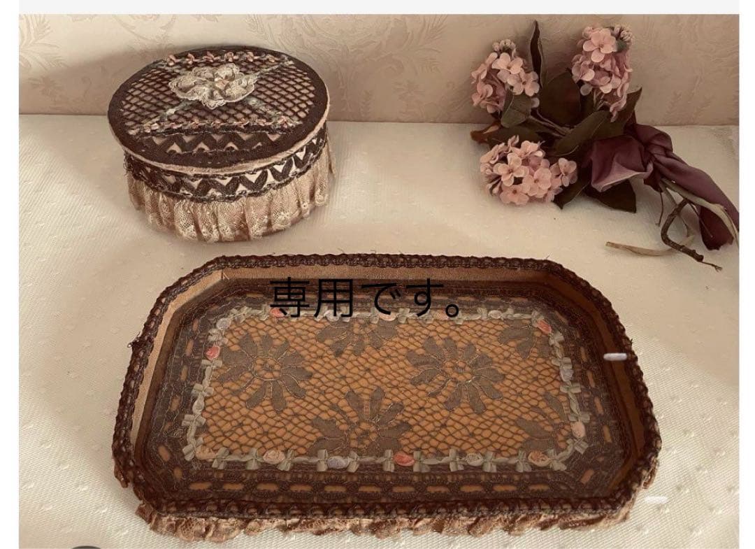 ロココ花柄レースのアクセサリートレイと ロココなレース装飾の円形小物入れ　2点