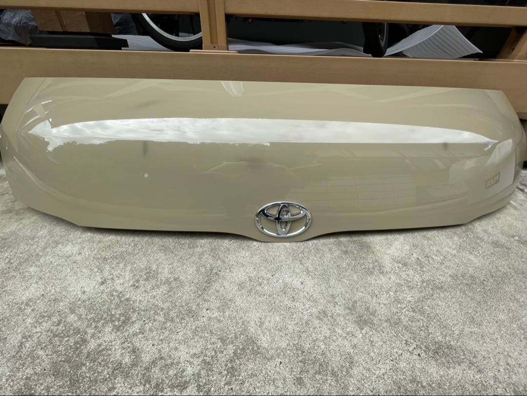 8型ハイエースボンネット（新車外し）ベージュ