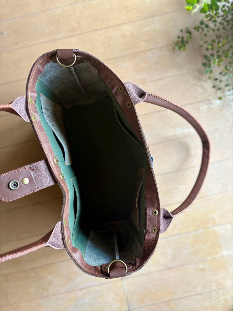 牛革薄カーキ星型押しの遊び心モリモリたっぷりトートバッグ