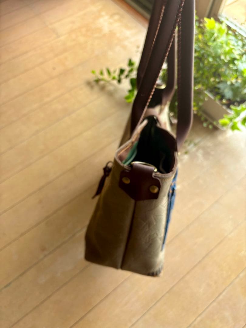 牛革薄カーキ星型押しの遊び心モリモリたっぷりトートバッグ