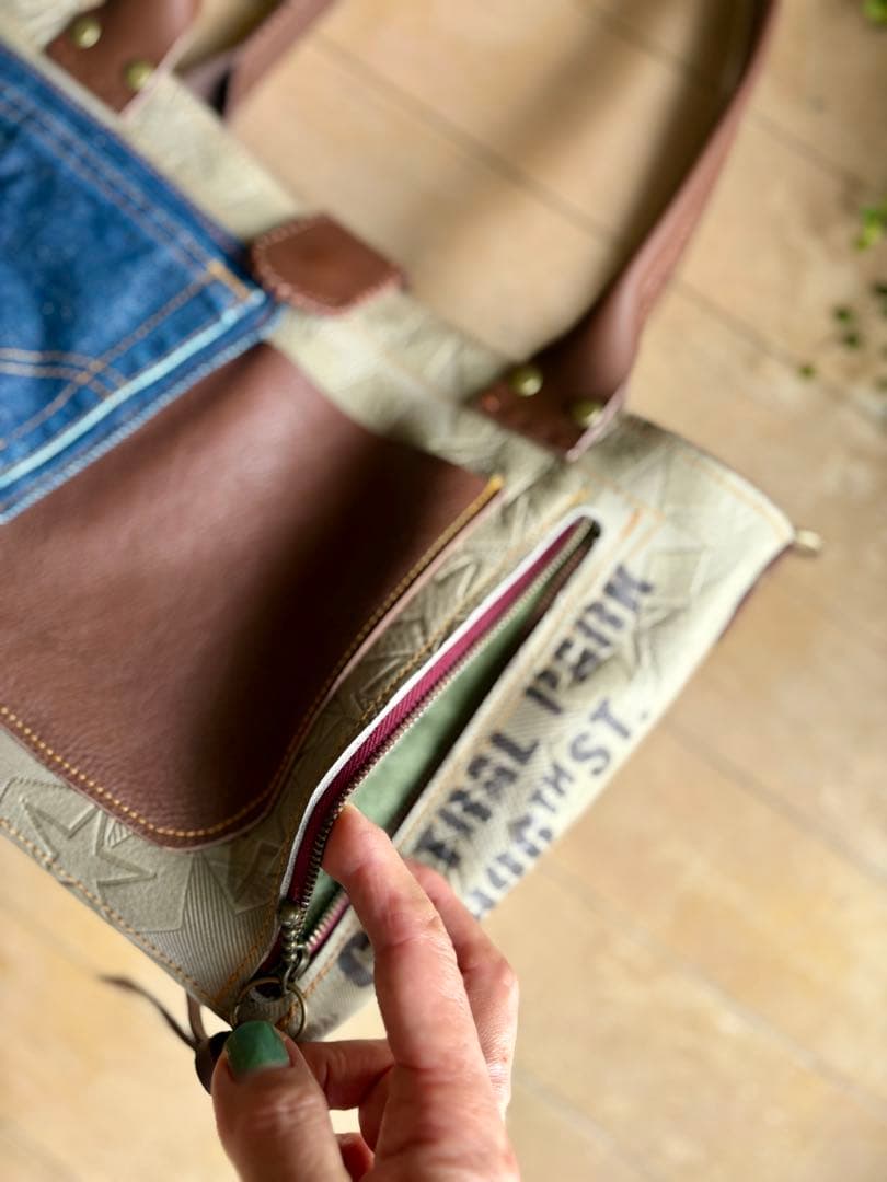 牛革薄カーキ星型押しの遊び心モリモリたっぷりトートバッグ