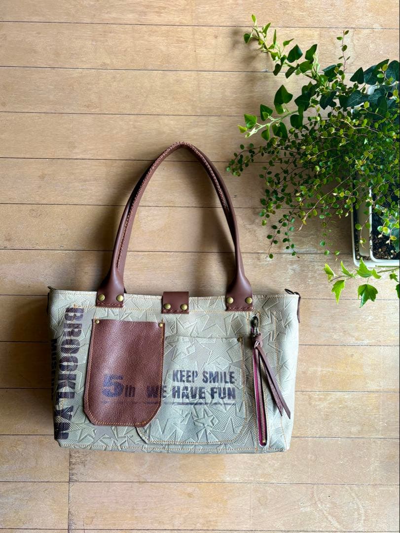 牛革薄カーキ星型押しの遊び心モリモリたっぷりトートバッグ