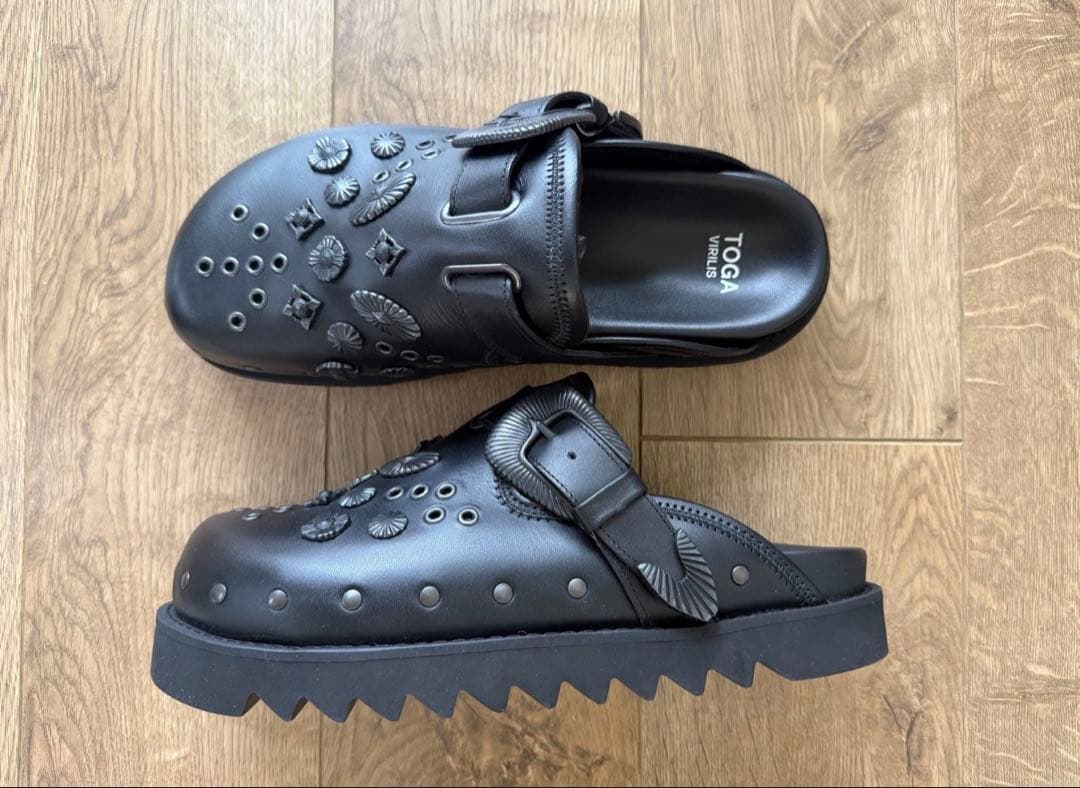 Toga Virilisブラックレザー　サボ・クロッグサンダル