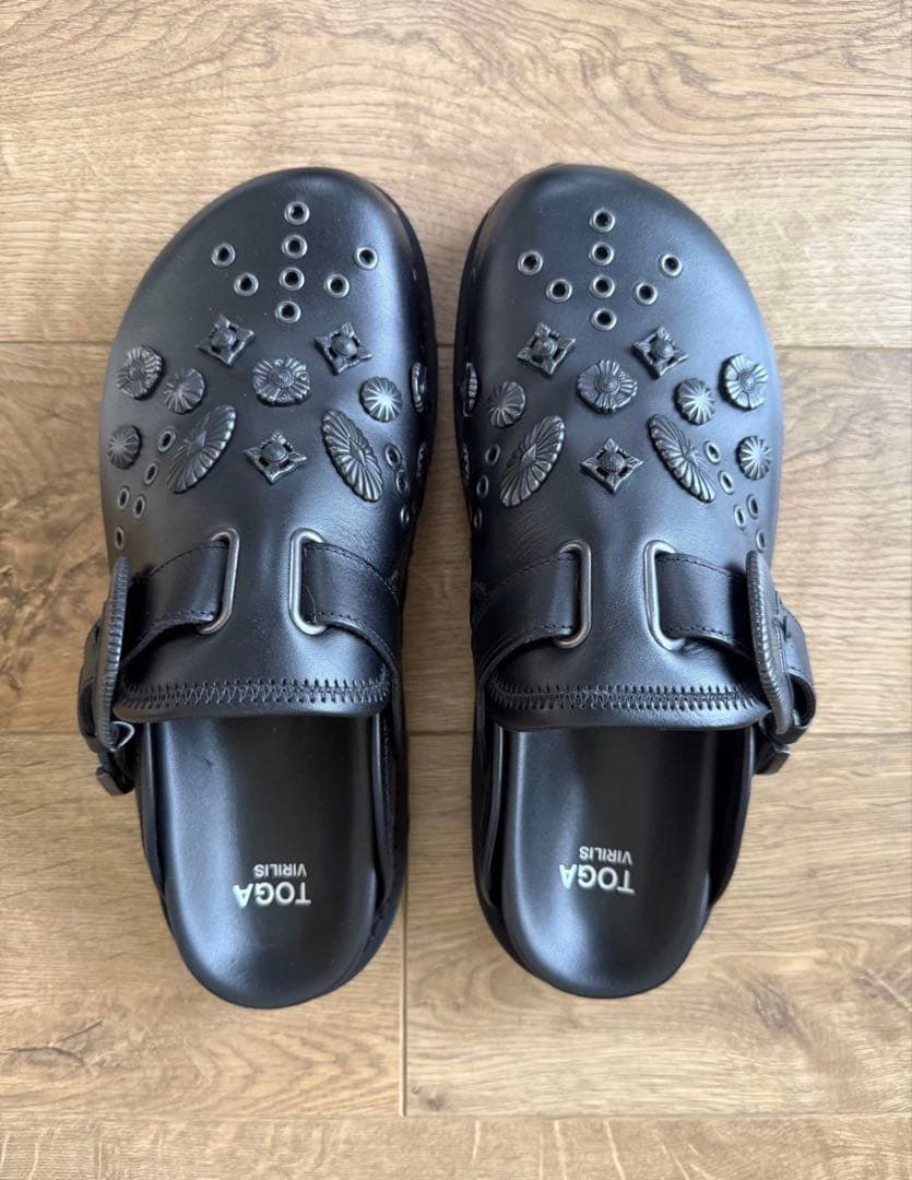 Toga Virilisブラックレザー　サボ・クロッグサンダル