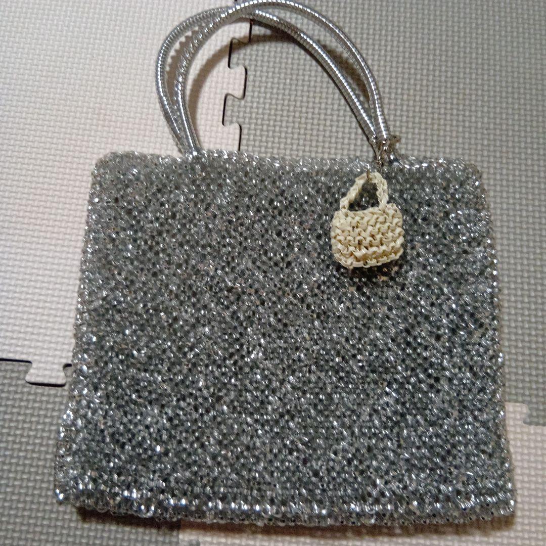 アンテプリマ ピンクのバックと アンテプリマ風 シルバーのバックの2点です。