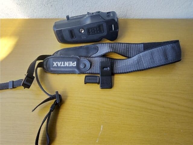 ペンタックスMZ-SバッテリーグリップBG-10とワイヤレスレリーズ付ストラップ