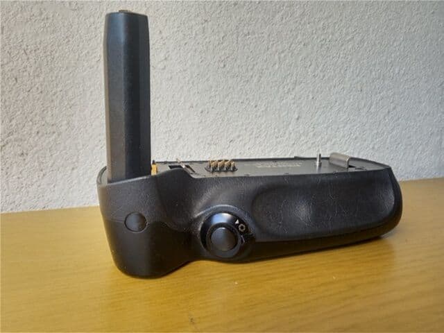 ペンタックスMZ-SバッテリーグリップBG-10とワイヤレスレリーズ付ストラップ