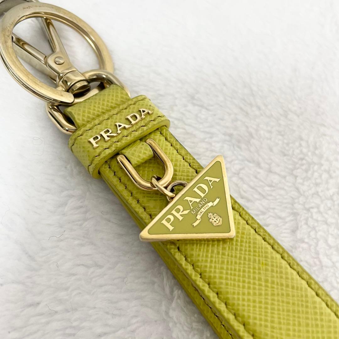 PRADA プラダ　キーリング　三角プレート　チャーム　サフィアーノ　イエロー