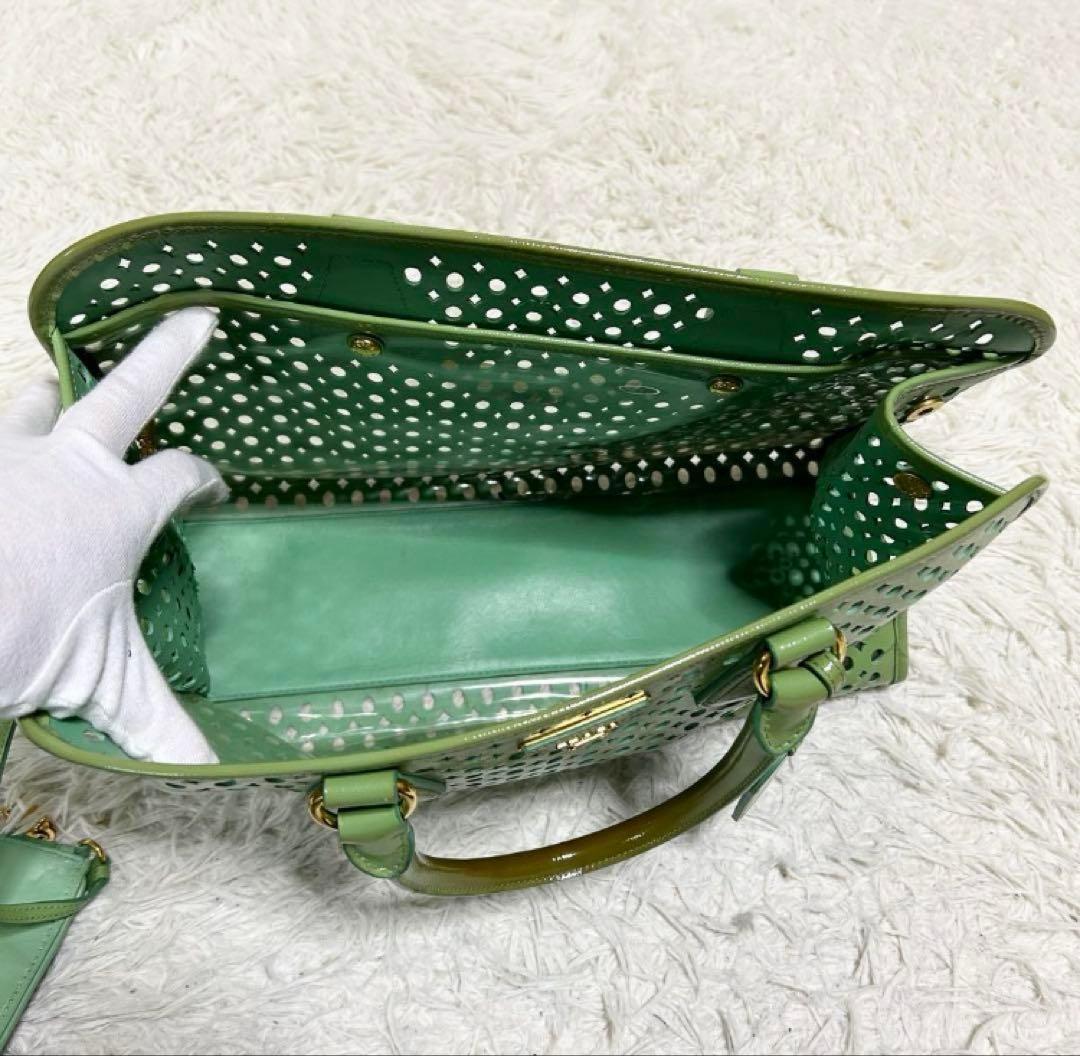 Prada グリーン パンチングデザイン バッグ