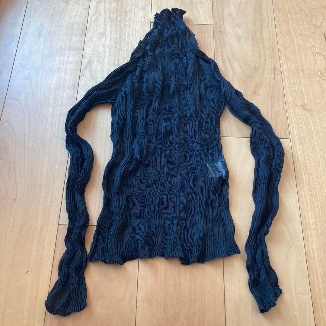 ISSEY MIYAKE 黒のプリーツ加工長袖トップス