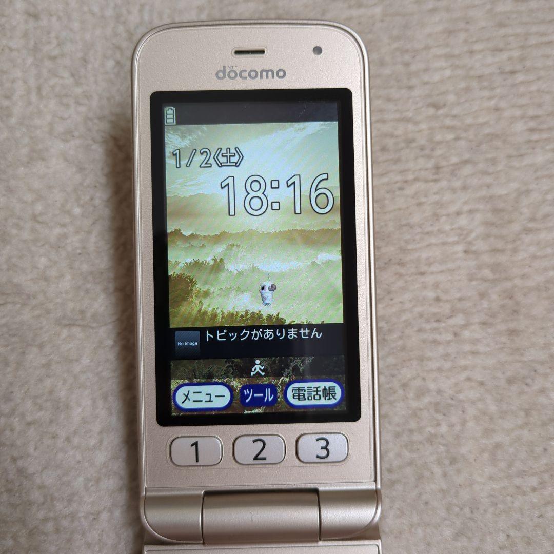 docomo らくらくホンF-02J 折りたたみ式携帯電話 ゴールド