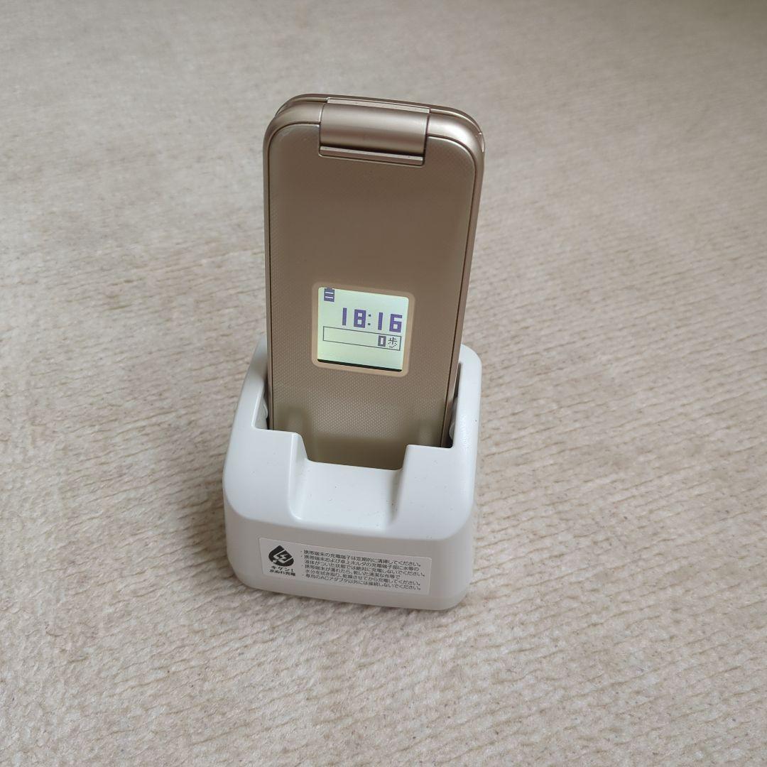 docomo らくらくホンF-02J 折りたたみ式携帯電話 ゴールド