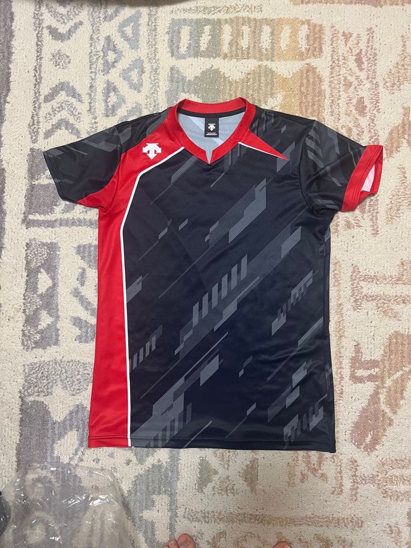 バレーボール用半袖シャツ 黒/赤