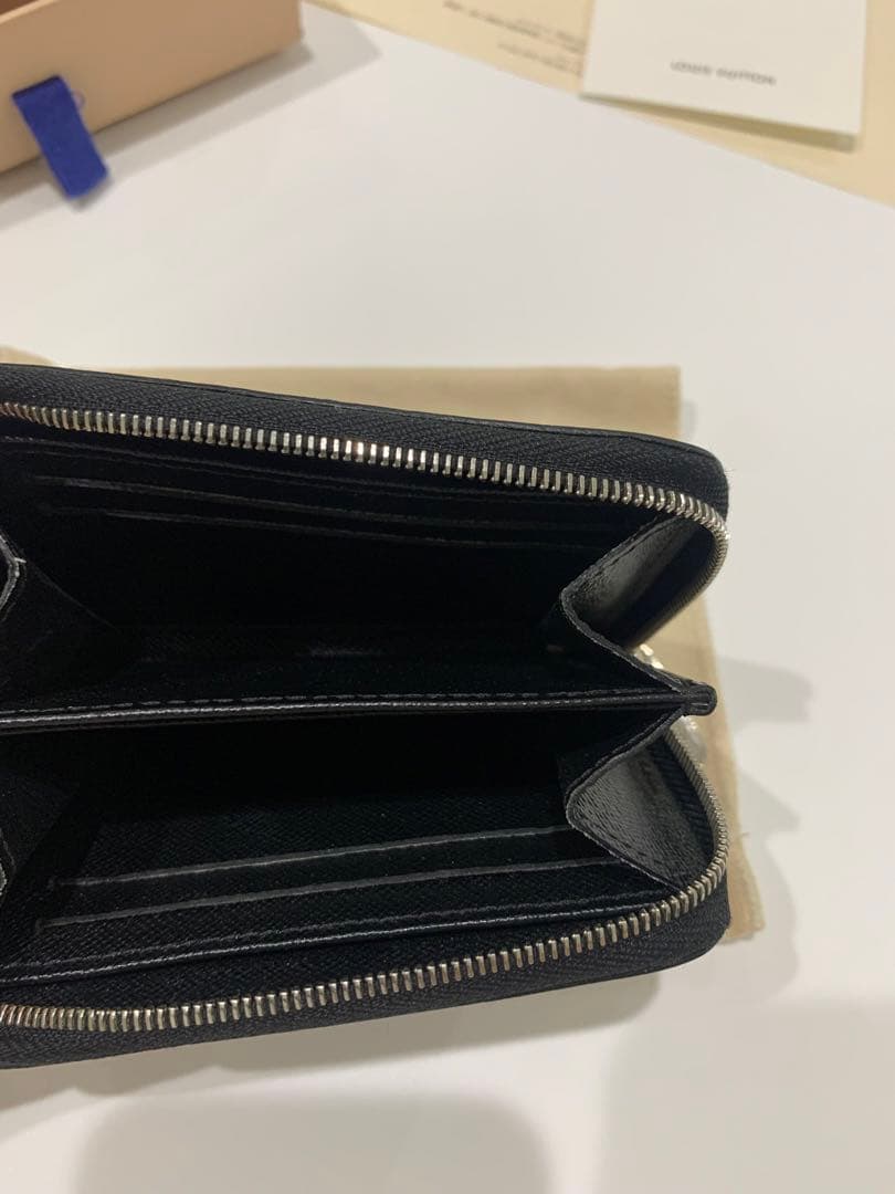 LOUIS VUITTON ジッピーパース　エピ素材