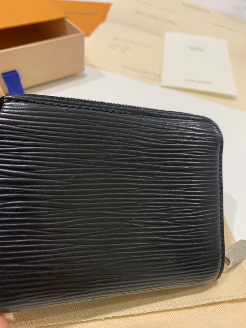 LOUIS VUITTON ジッピーパース　エピ素材