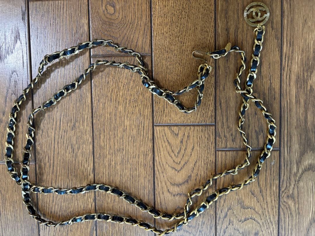 CHANELゴールドと黒のチェーンベルト