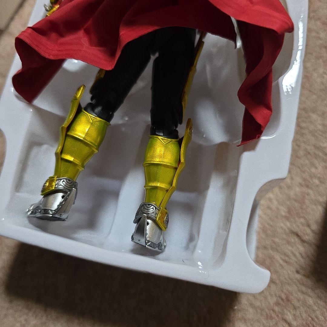 s.hフィギュアーツ　真骨彫製法仮面ライダーキバ　エンペラーフォーム