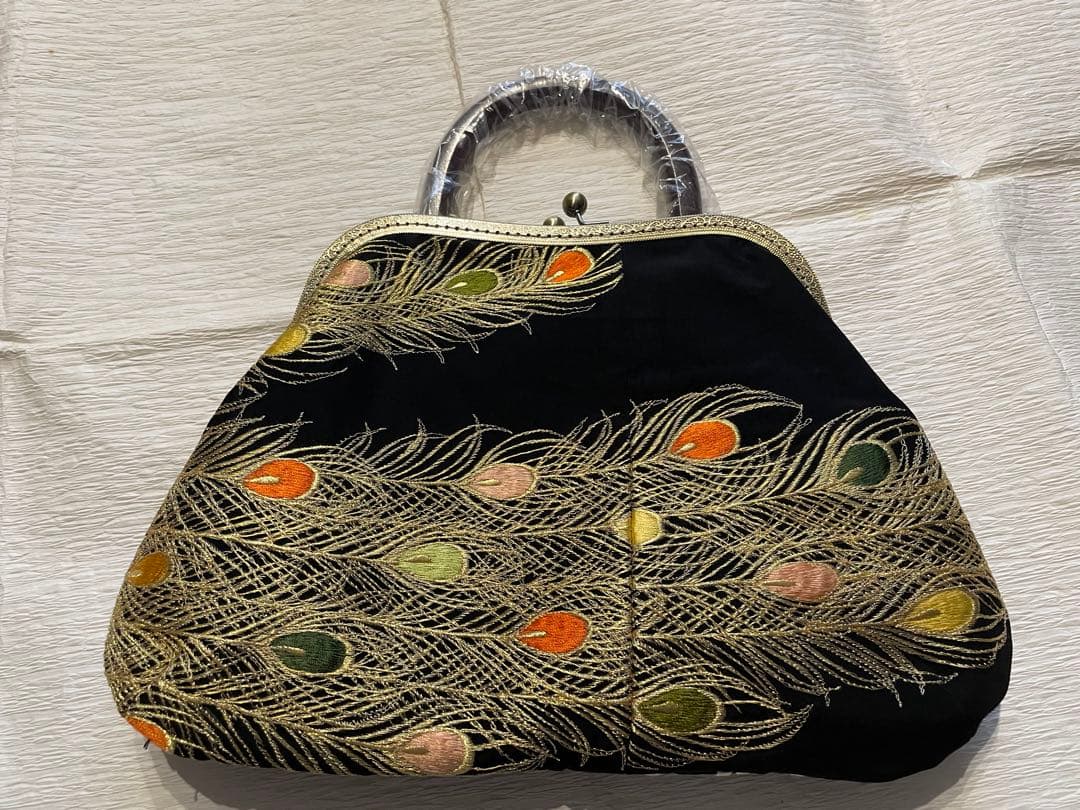 古布リメイクがま口バッグ　留袖　孔雀柄　刺繍