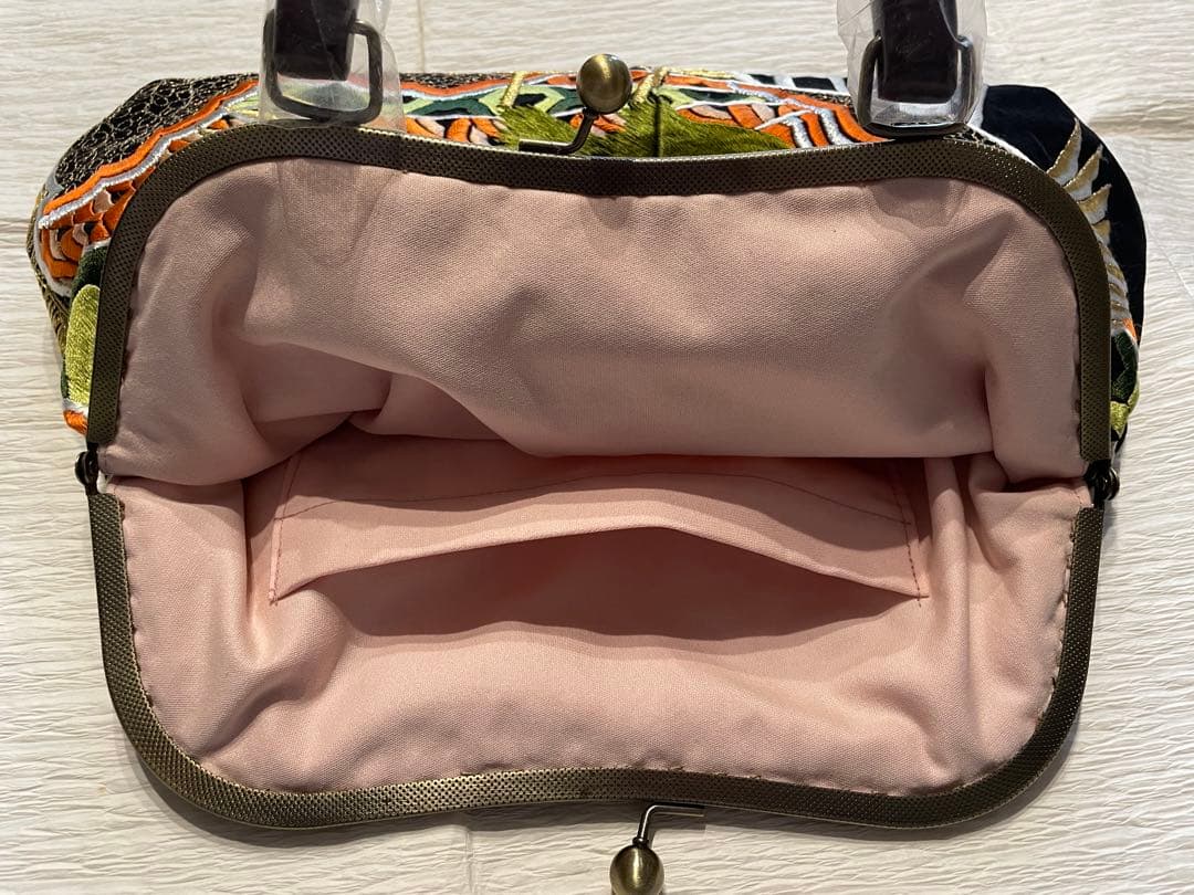 古布リメイクがま口バッグ　留袖　孔雀柄　刺繍