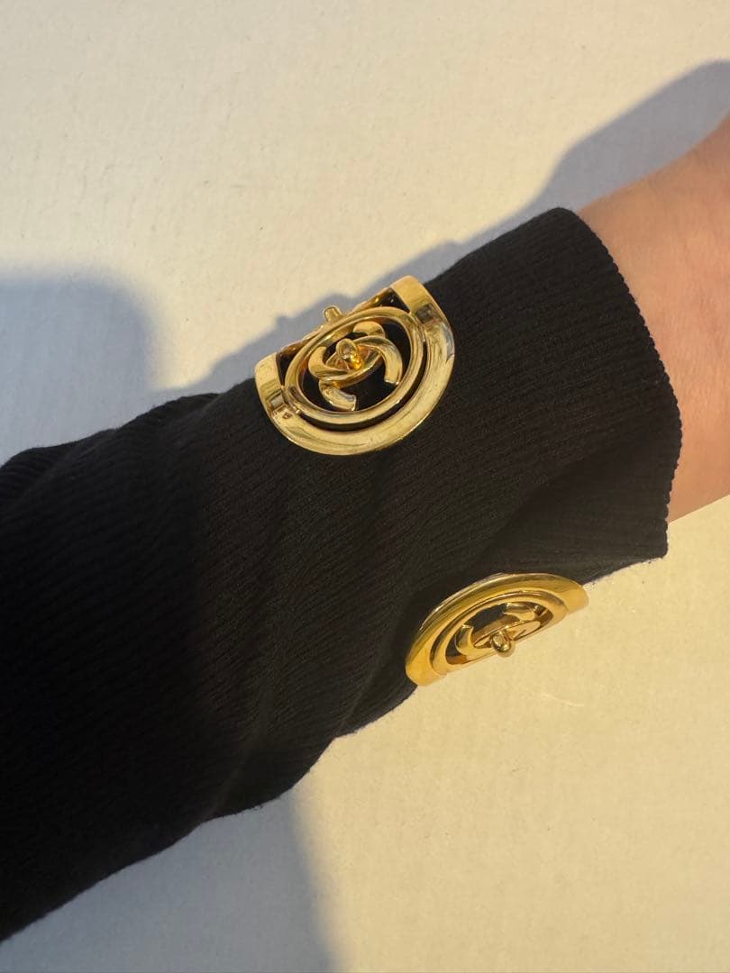 きららCHANELゴールドオープンワークバングル