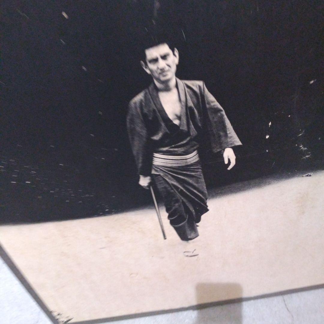 俳優の高倉健さんのモノクロ写真 木製フレーム付き